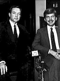 El senador estadounidense Orrin Hatch de Utah (izquierda) con su asistente legal Stephen Mikita en 1980.
